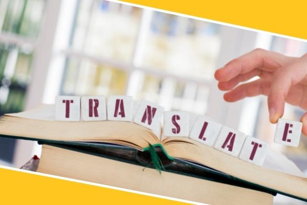 ספר פתוח עם כיתוב יוצא ממנו באנגלית תרגום מייצגים איך לעבוד נכון עם חברת תרגום