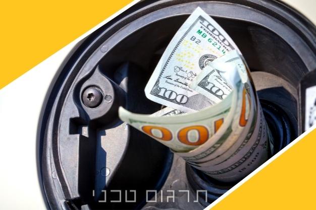 שטרות דולר בתוך גלגל מייצגים עלות של תרגום טכני בחברת תרגום LINGUA