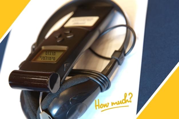 אוזניות עם מיקרופון ומשפט על עלויות באנגלית מייצגים תרגום סימולטני מחברת LINGUA