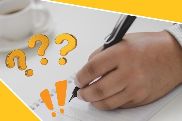 יד עם עט כותב וסימני שאלה וקריאה ברקע מייצגים שאלות ותשובות בנושא תרגום מאמרים של LINGUA