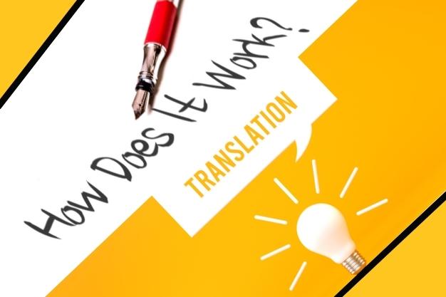 נורה דלוקה עט ומלל באנגלית שמייצג שאלה לגבי עלות שירותי תרגום מאמרים מטעם LINGUA
